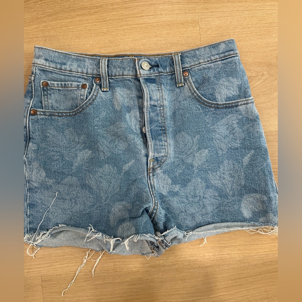 Blue Levi Ribcage floral print shorts.